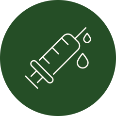 Spritze mit Tropfen in cremefarbigen Linien auf dunkelgrünem Grund